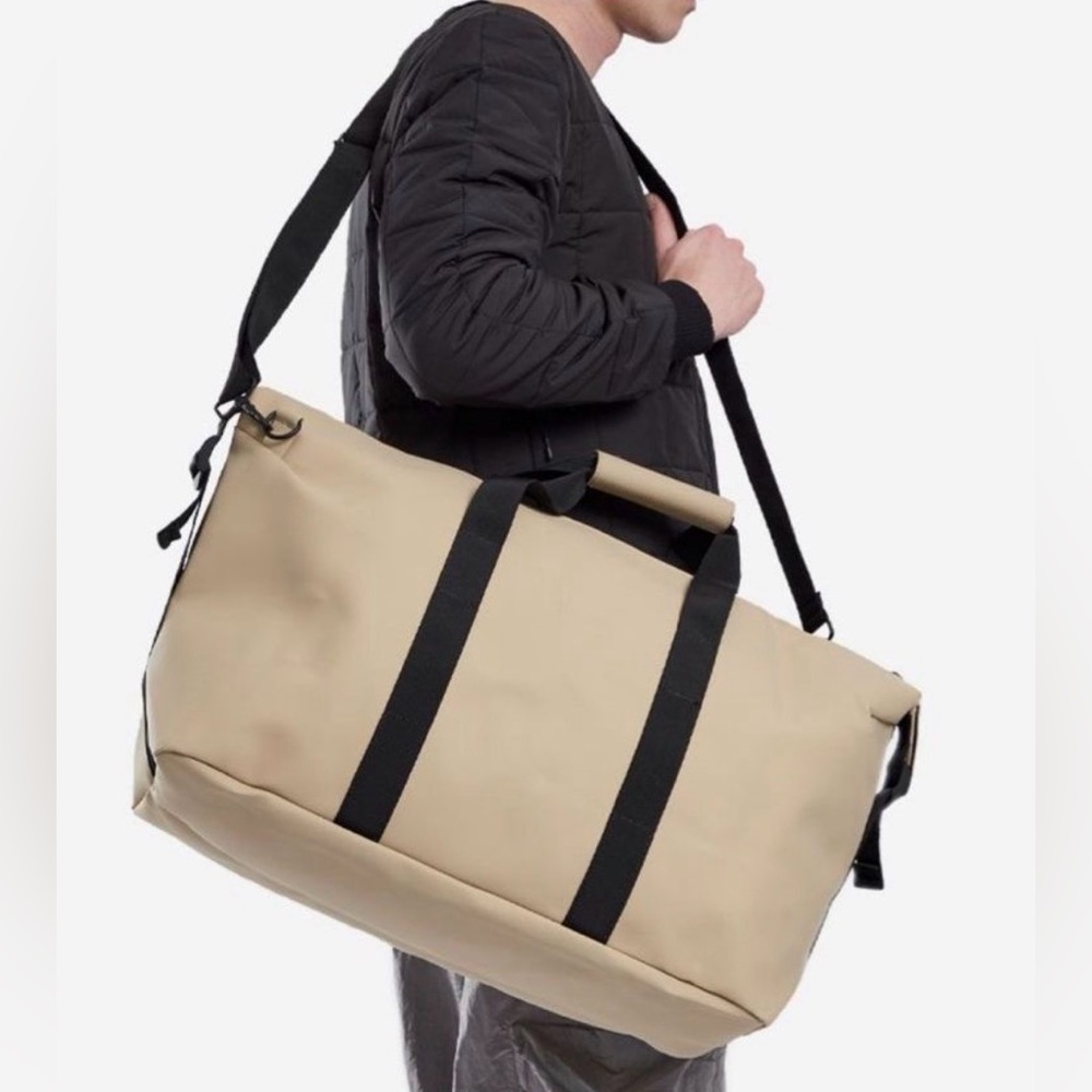 NEW Rains Hilo Weekend Bag In SAND Waterproof - Picture 7 of 7